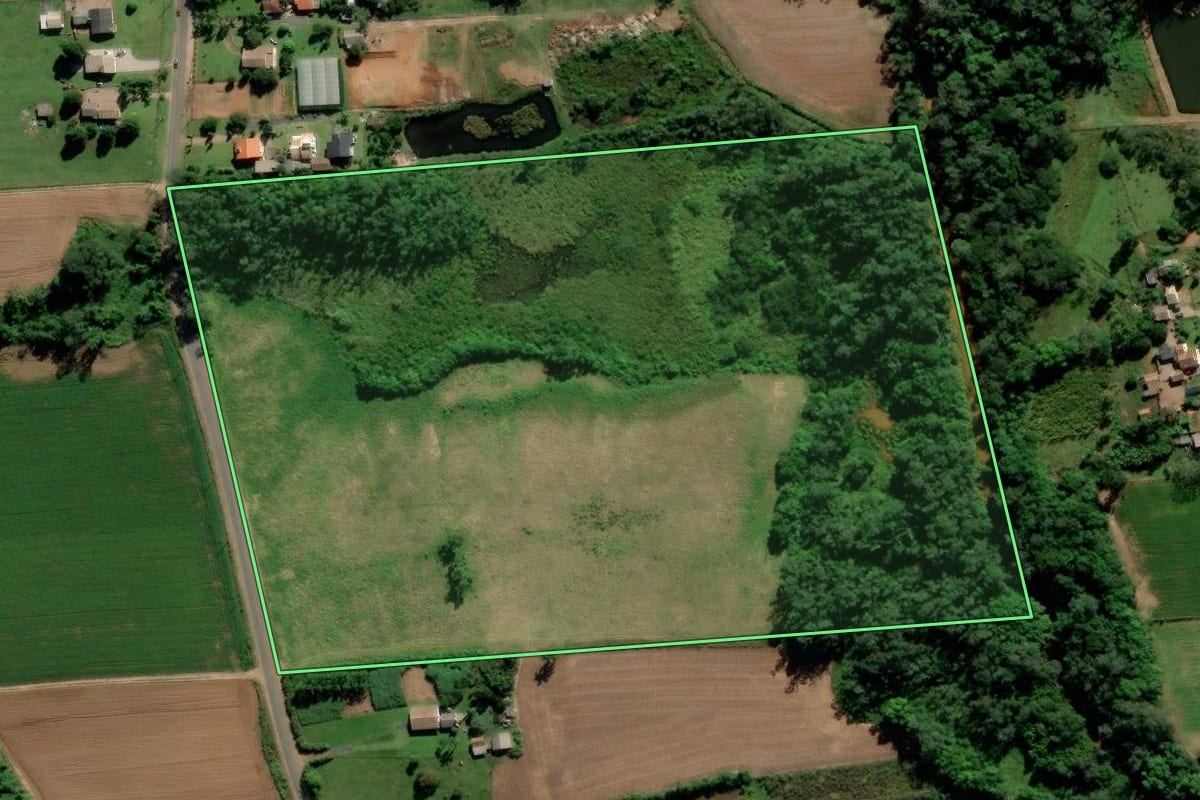 Imagem de satélite do imóvel rural em Forquilhinha (SC), com o contorno declarado no CAR desenhado por cima.