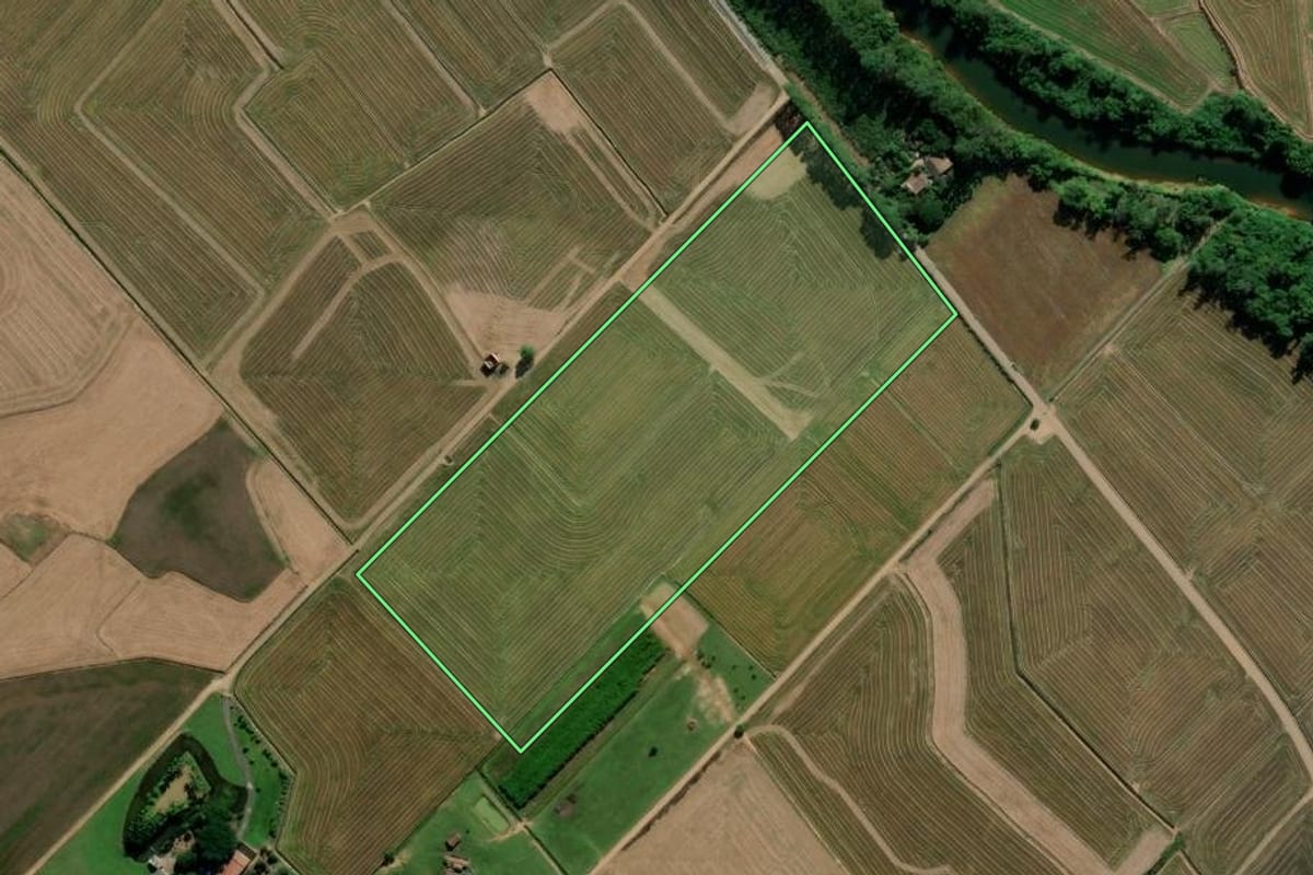 Imagem de satélite do imóvel rural em Forquilhinha (SC), com o contorno declarado no CAR desenhado por cima.