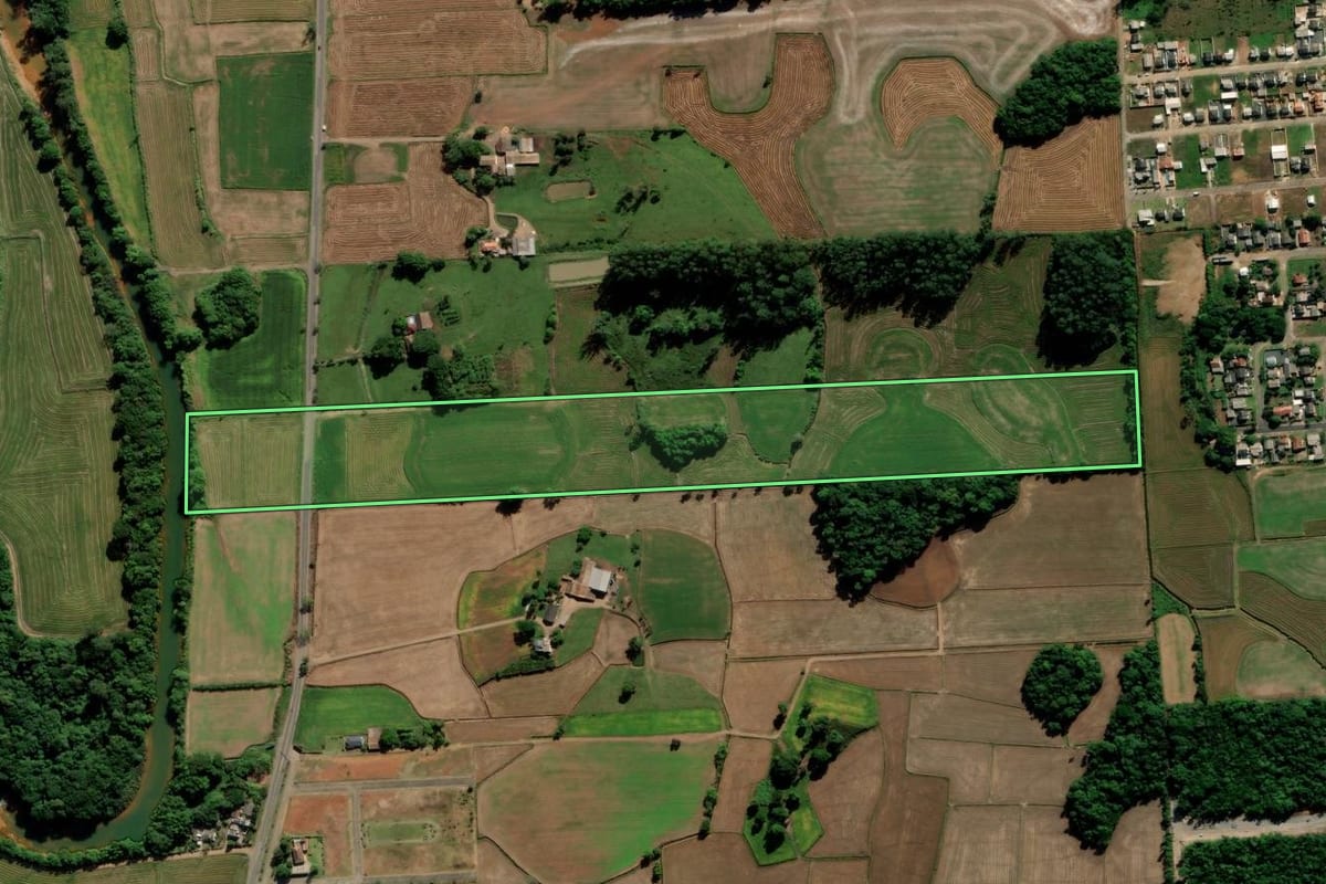 Imagem de satélite do imóvel rural em Forquilhinha (SC), com o contorno declarado no CAR desenhado por cima.