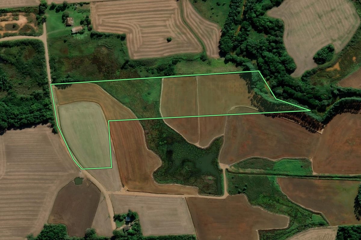 Imagem de satélite do imóvel rural em Forquilhinha (SC), com o contorno declarado no CAR desenhado por cima.