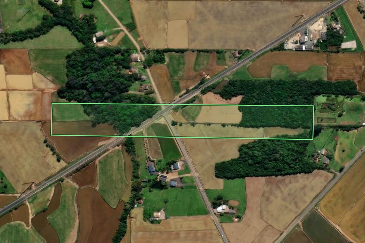 Imagem de satélite do imóvel rural em Forquilhinha (SC), com o contorno declarado no CAR desenhado por cima.