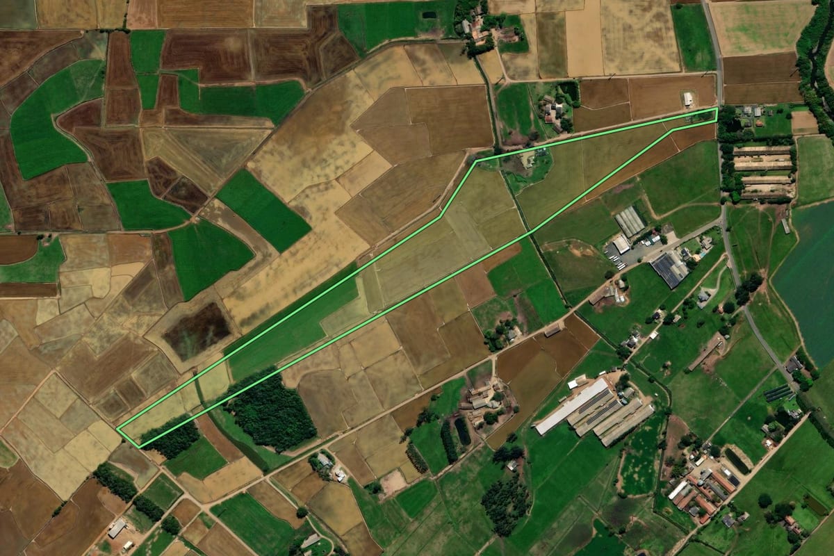 Imagem de satélite do imóvel rural em Forquilhinha (SC), com o contorno declarado no CAR desenhado por cima.