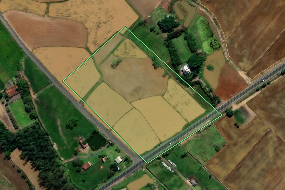 Imagem de satélite do imóvel rural em Forquilhinha (SC), com o contorno declarado no CAR desenhado por cima.