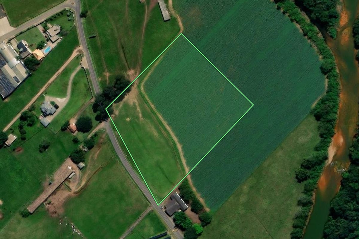 Imagem de satélite do imóvel rural em Forquilhinha (SC), com o contorno declarado no CAR desenhado por cima.