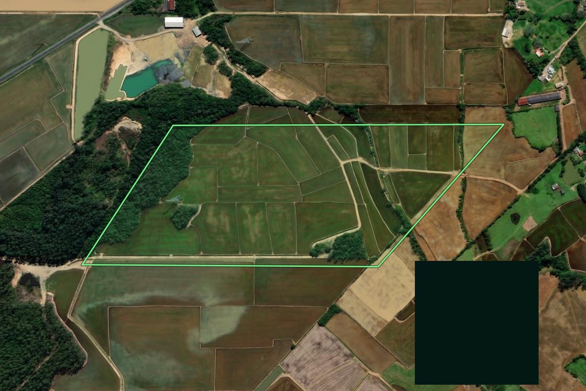 Imagem de satélite do imóvel rural em Forquilhinha (SC), com o contorno declarado no CAR desenhado por cima.