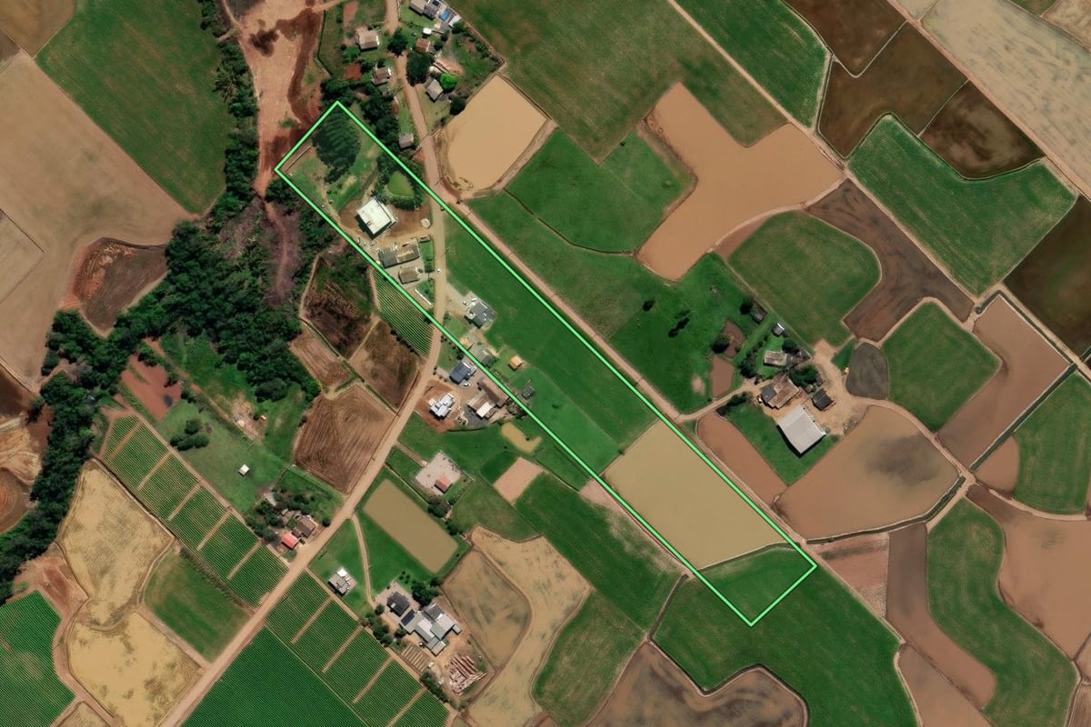 Imagem de satélite do imóvel rural em Forquilhinha (SC), com o contorno declarado no CAR desenhado por cima.
