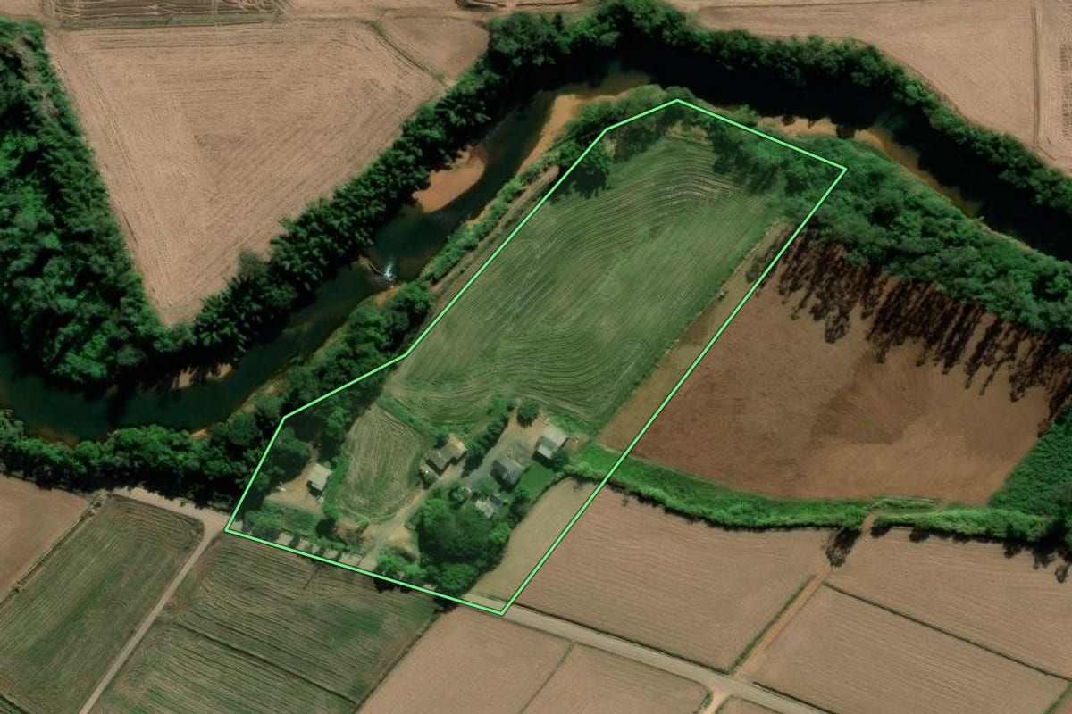 Imagem de satélite do imóvel rural em Forquilhinha (SC), com o contorno declarado no CAR desenhado por cima.