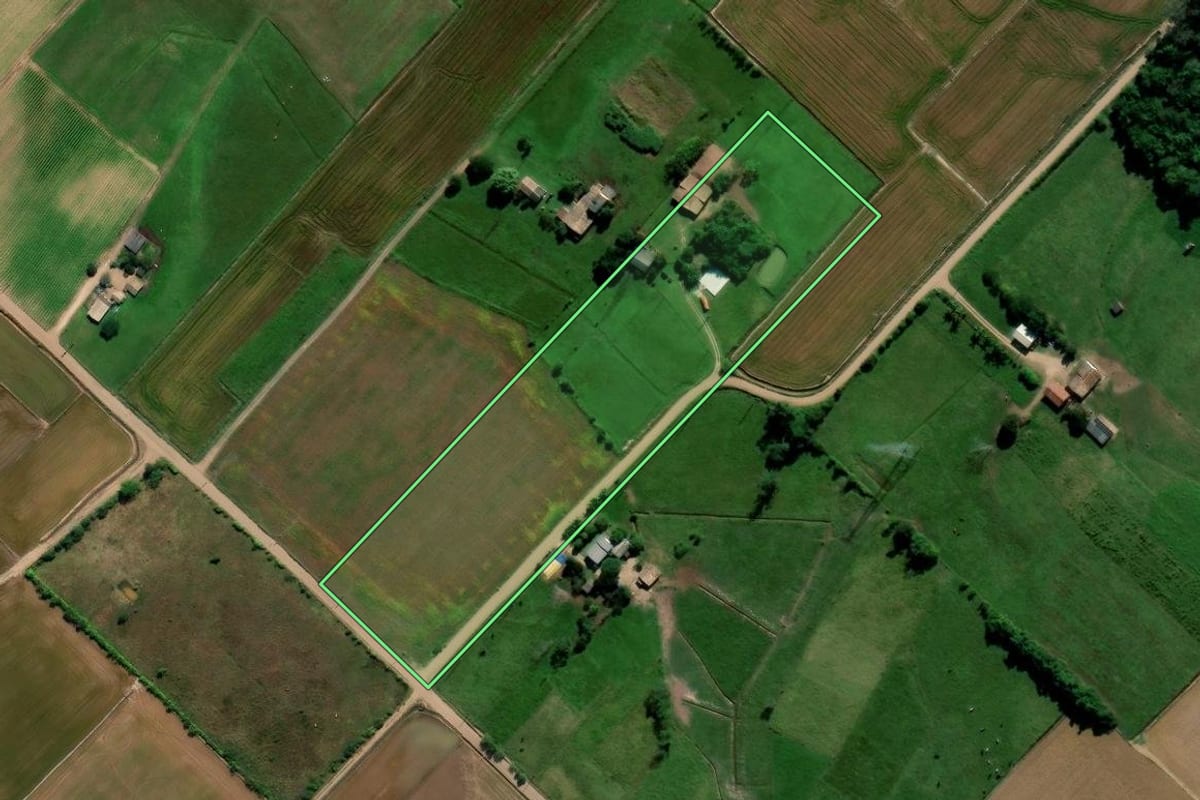 Imagem de satélite do imóvel rural em Forquilhinha (SC), com o contorno declarado no CAR desenhado por cima.