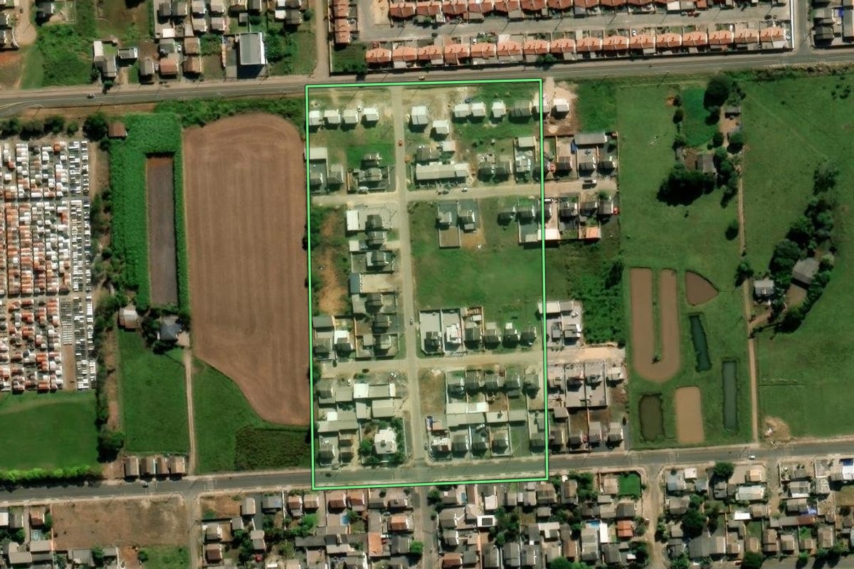 Imagem de satélite do imóvel rural em Forquilhinha (SC), com o contorno declarado no CAR desenhado por cima.