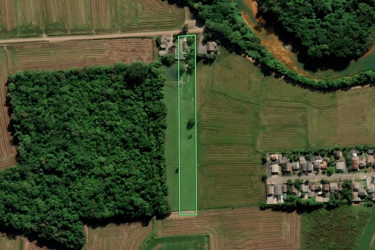 Imagem de satélite do imóvel rural em Forquilhinha (SC), com o contorno declarado no CAR desenhado por cima.