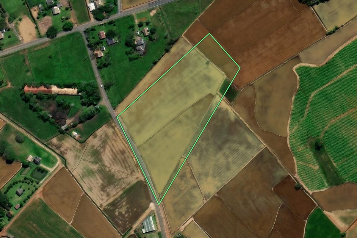 Imagem de satélite do imóvel rural em Forquilhinha (SC), com o contorno declarado no CAR desenhado por cima.