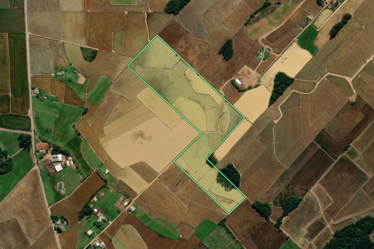 Imagem de satélite do imóvel rural em Forquilhinha (SC), com o contorno declarado no CAR desenhado por cima.