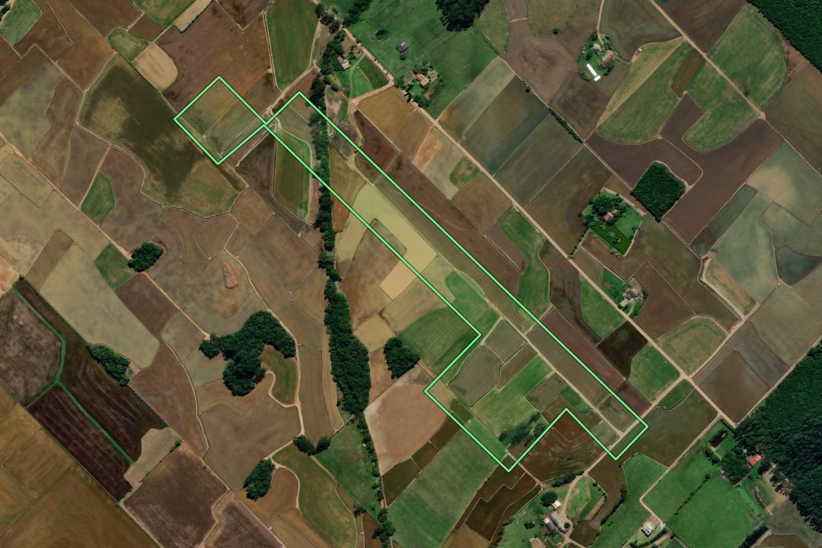 Imagem de satélite do imóvel rural em Forquilhinha (SC), com o contorno declarado no CAR desenhado por cima.
