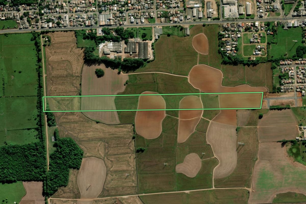 Imagem de satélite do imóvel rural em Forquilhinha (SC), com o contorno declarado no CAR desenhado por cima.
