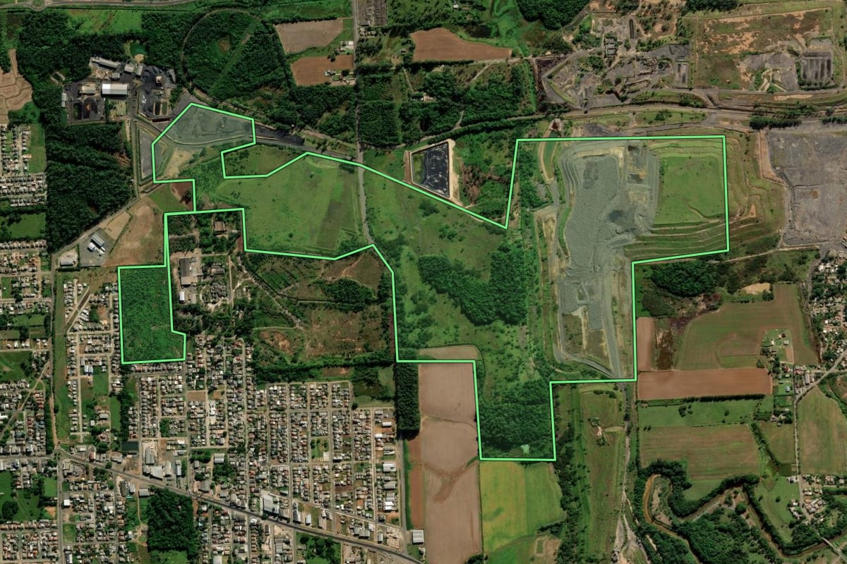 Imagem de satélite do imóvel rural em Forquilhinha (SC), com o contorno declarado no CAR desenhado por cima.