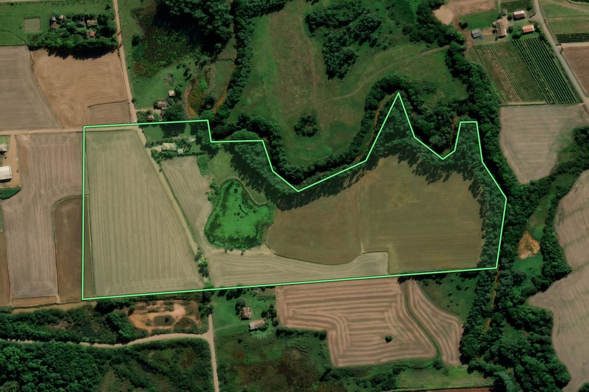 Imagem de satélite do imóvel rural em Forquilhinha (SC), com o contorno declarado no CAR desenhado por cima.