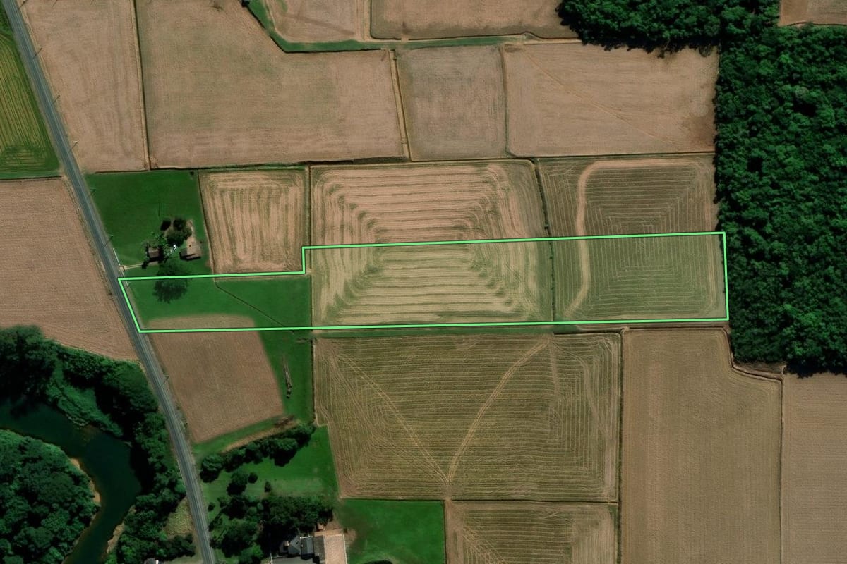 Imagem de satélite do imóvel rural em Forquilhinha (SC), com o contorno declarado no CAR desenhado por cima.