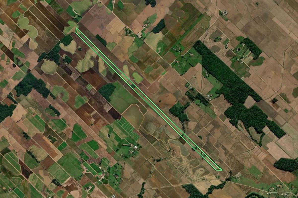 Imagem de satélite do imóvel rural em Forquilhinha (SC), com o contorno declarado no CAR desenhado por cima.
