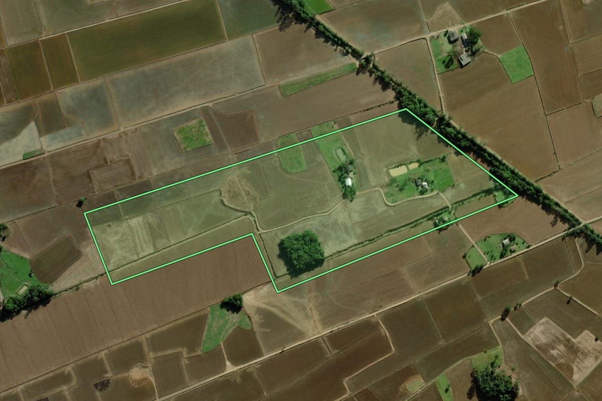 Imagem de satélite do imóvel rural em Forquilhinha (SC), com o contorno declarado no CAR desenhado por cima.