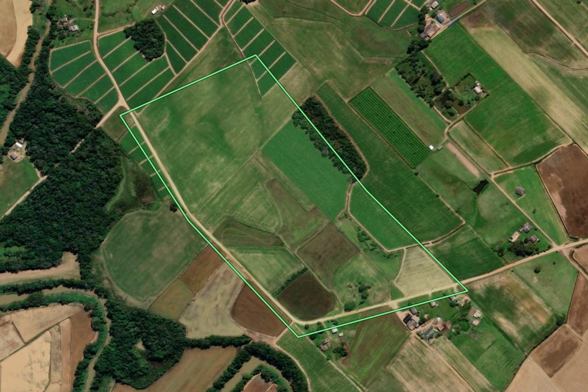 Imagem de satélite do imóvel rural em Forquilhinha (SC), com o contorno declarado no CAR desenhado por cima.