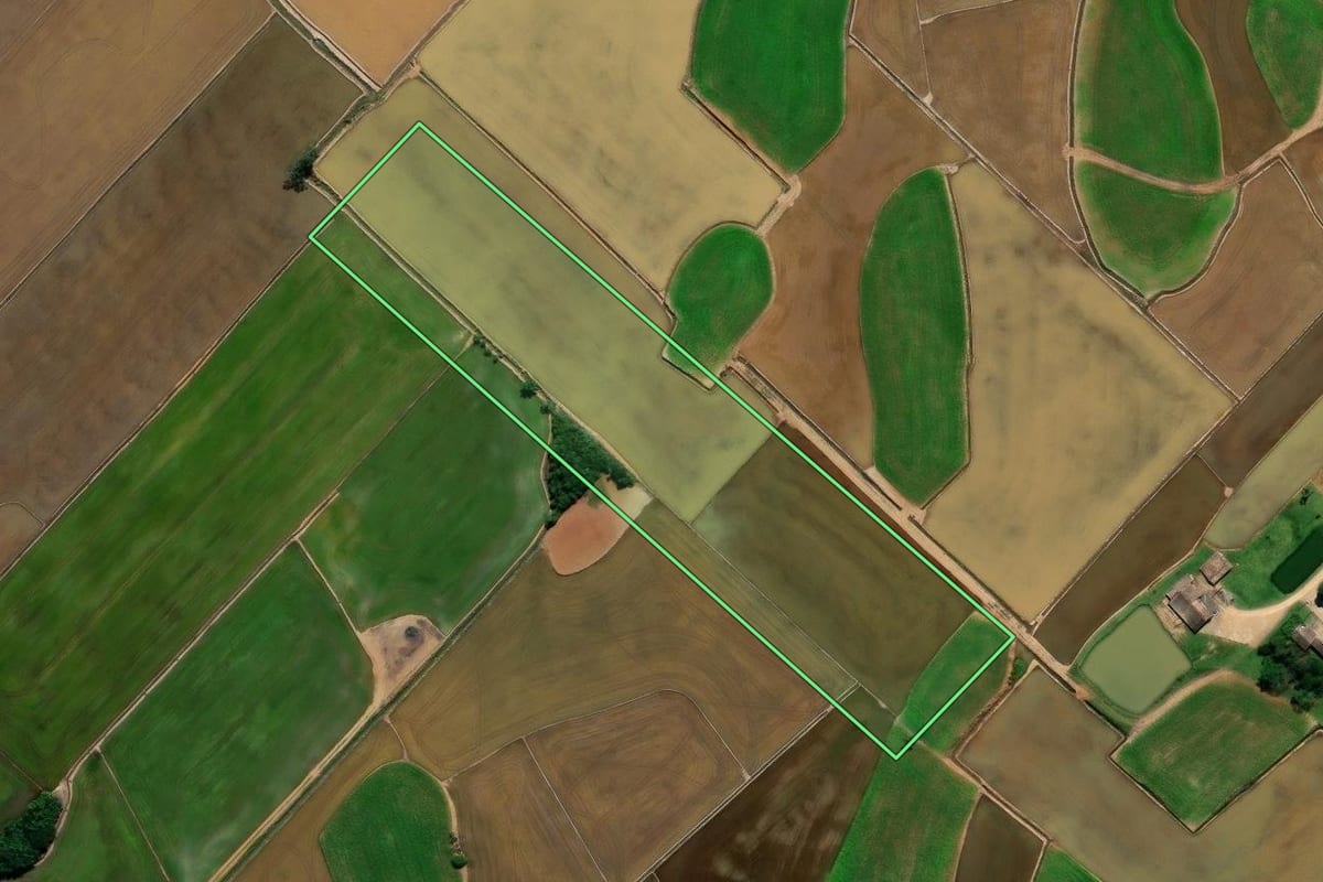Imagem de satélite do imóvel rural em Forquilhinha (SC), com o contorno declarado no CAR desenhado por cima.