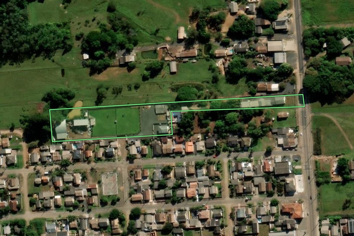 Imagem de satélite do imóvel rural em Forquilhinha (SC), com o contorno declarado no CAR desenhado por cima.
