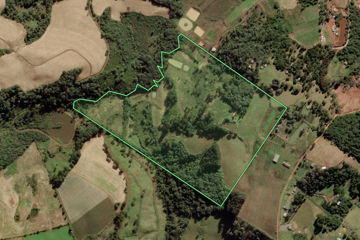 Imagem de satélite do imóvel rural em Fraiburgo (SC), com o contorno declarado no CAR desenhado por cima.