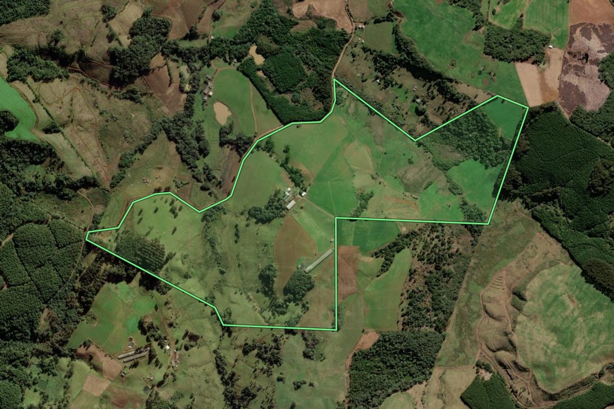 Imagem de satélite do imóvel rural em Fraiburgo (SC), com o contorno declarado no CAR desenhado por cima.