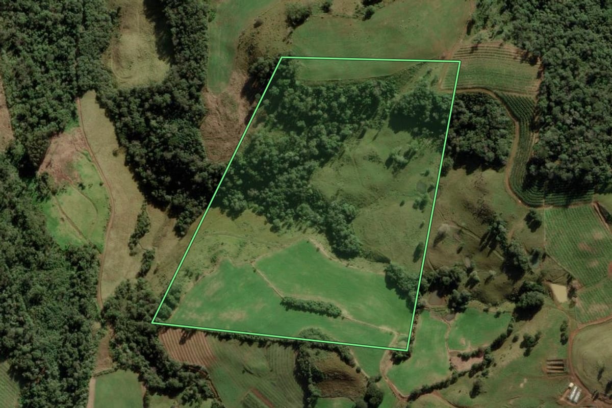 Imagem de satélite do imóvel rural em Fraiburgo (SC), com o contorno declarado no CAR desenhado por cima.