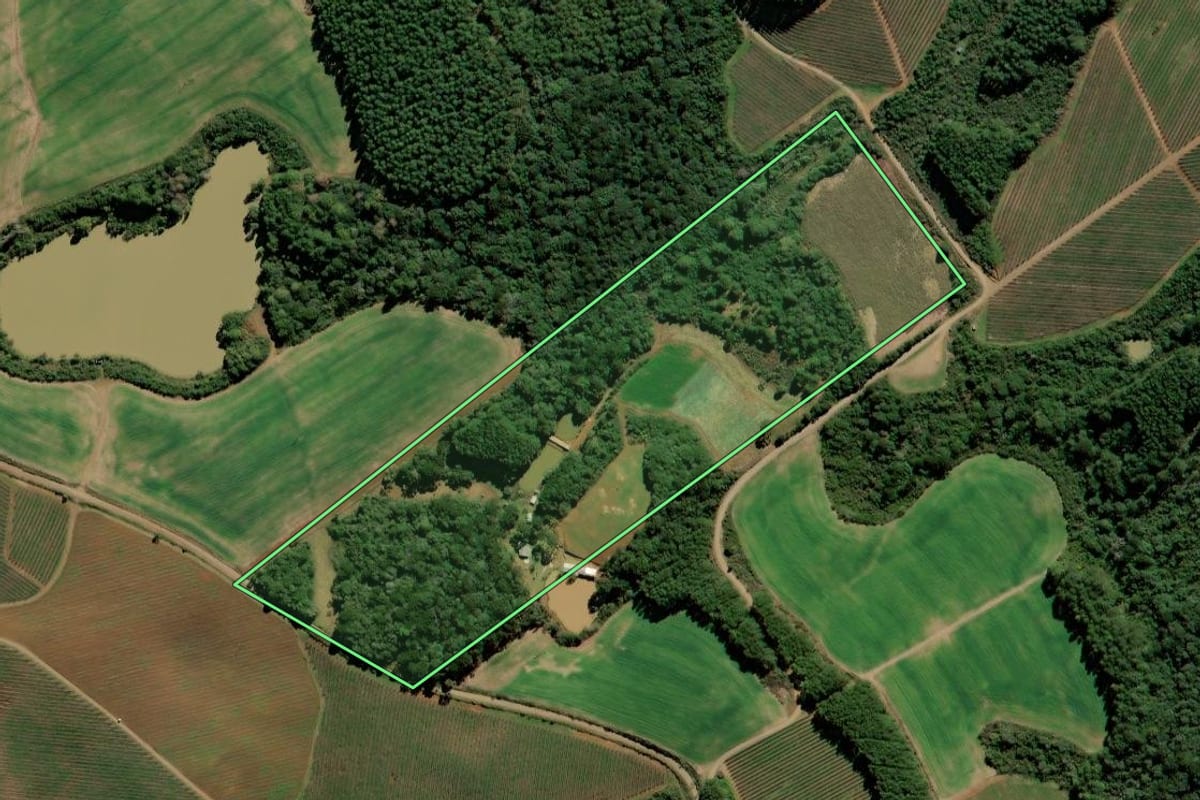 Imagem de satélite do imóvel rural em Fraiburgo (SC), com o contorno declarado no CAR desenhado por cima.