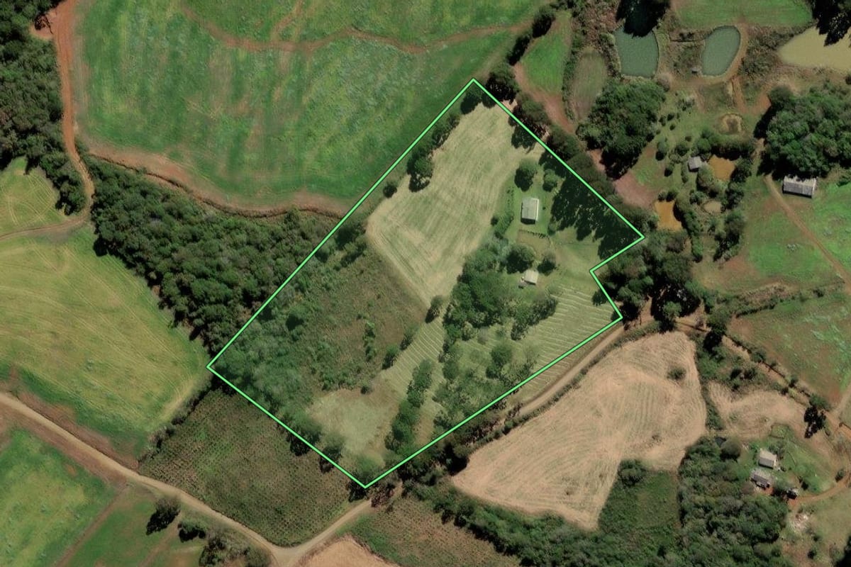 Imagem de satélite do imóvel rural em Fraiburgo (SC), com o contorno declarado no CAR desenhado por cima.