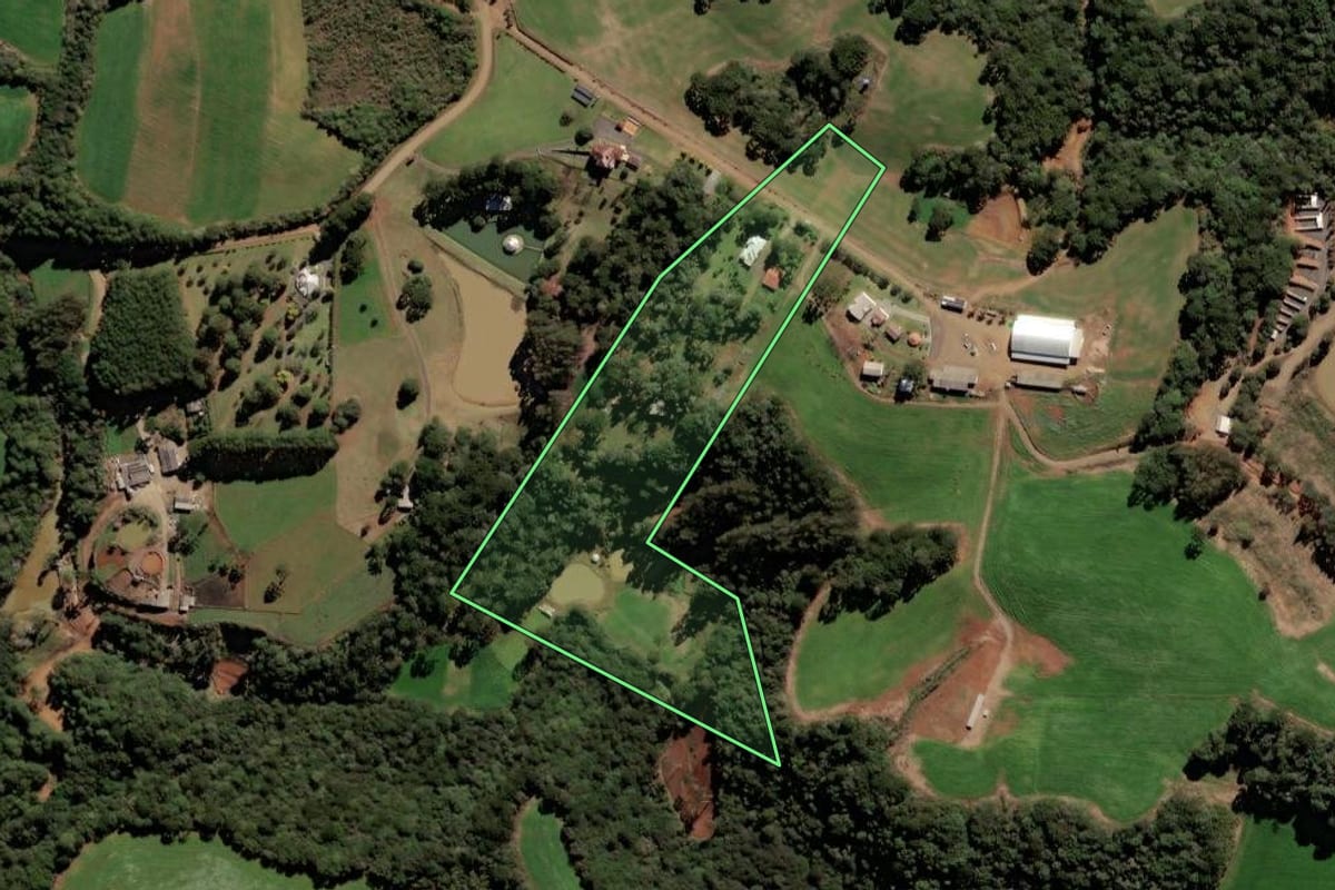 Imagem de satélite do imóvel rural em Fraiburgo (SC), com o contorno declarado no CAR desenhado por cima.