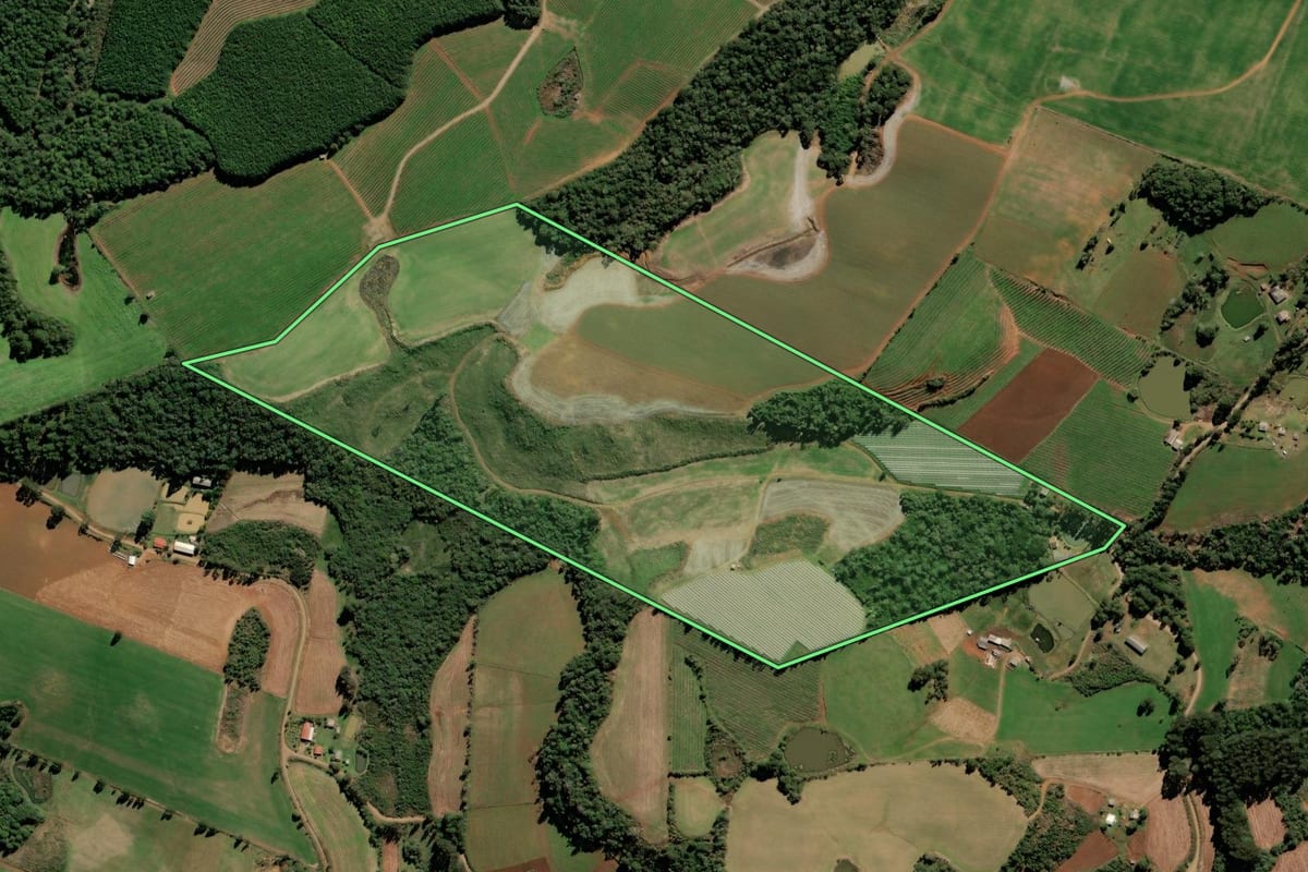 Imagem de satélite do imóvel rural em Fraiburgo (SC), com o contorno declarado no CAR desenhado por cima.
