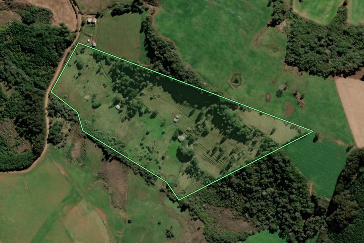 Imagem de satélite do imóvel rural em Fraiburgo (SC), com o contorno declarado no CAR desenhado por cima.