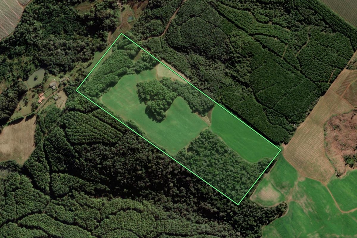 Imagem de satélite do imóvel rural em Fraiburgo (SC), com o contorno declarado no CAR desenhado por cima.