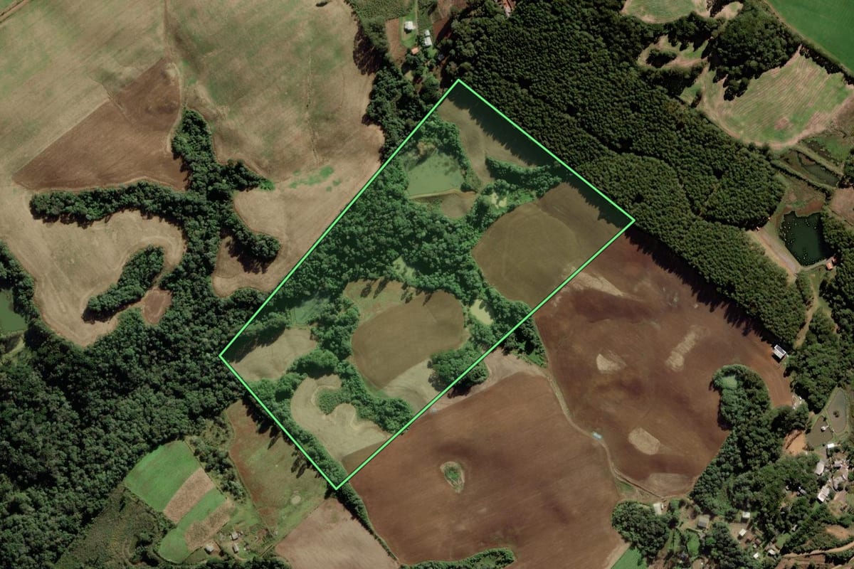 Imagem de satélite do imóvel rural em Fraiburgo (SC), com o contorno declarado no CAR desenhado por cima.