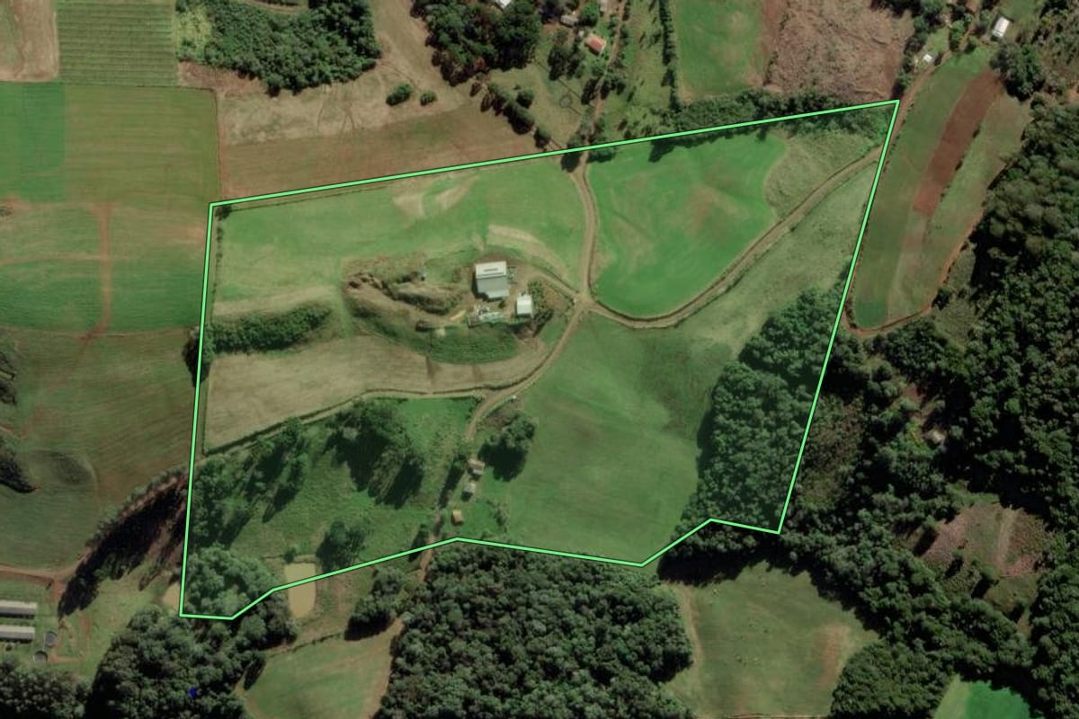 Imagem de satélite do imóvel rural em Fraiburgo (SC), com o contorno declarado no CAR desenhado por cima.