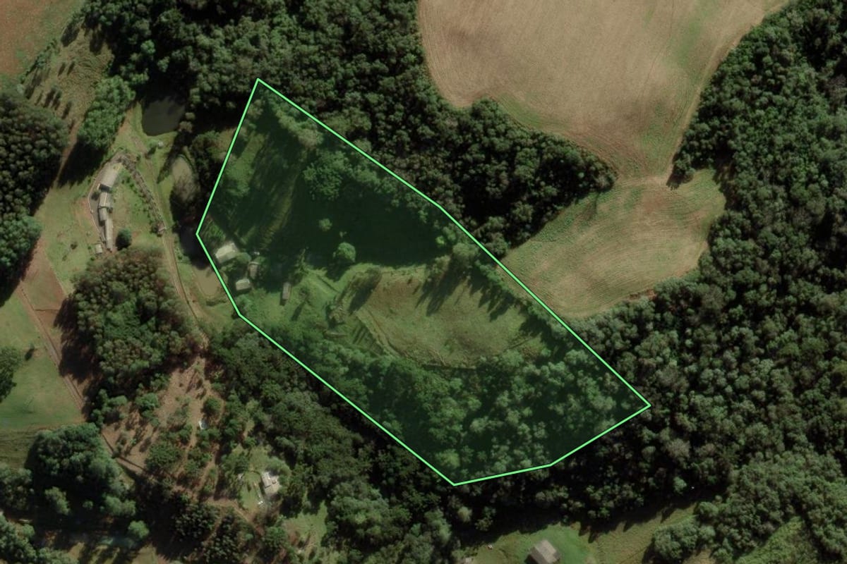 Imagem de satélite do imóvel rural em Fraiburgo (SC), com o contorno declarado no CAR desenhado por cima.