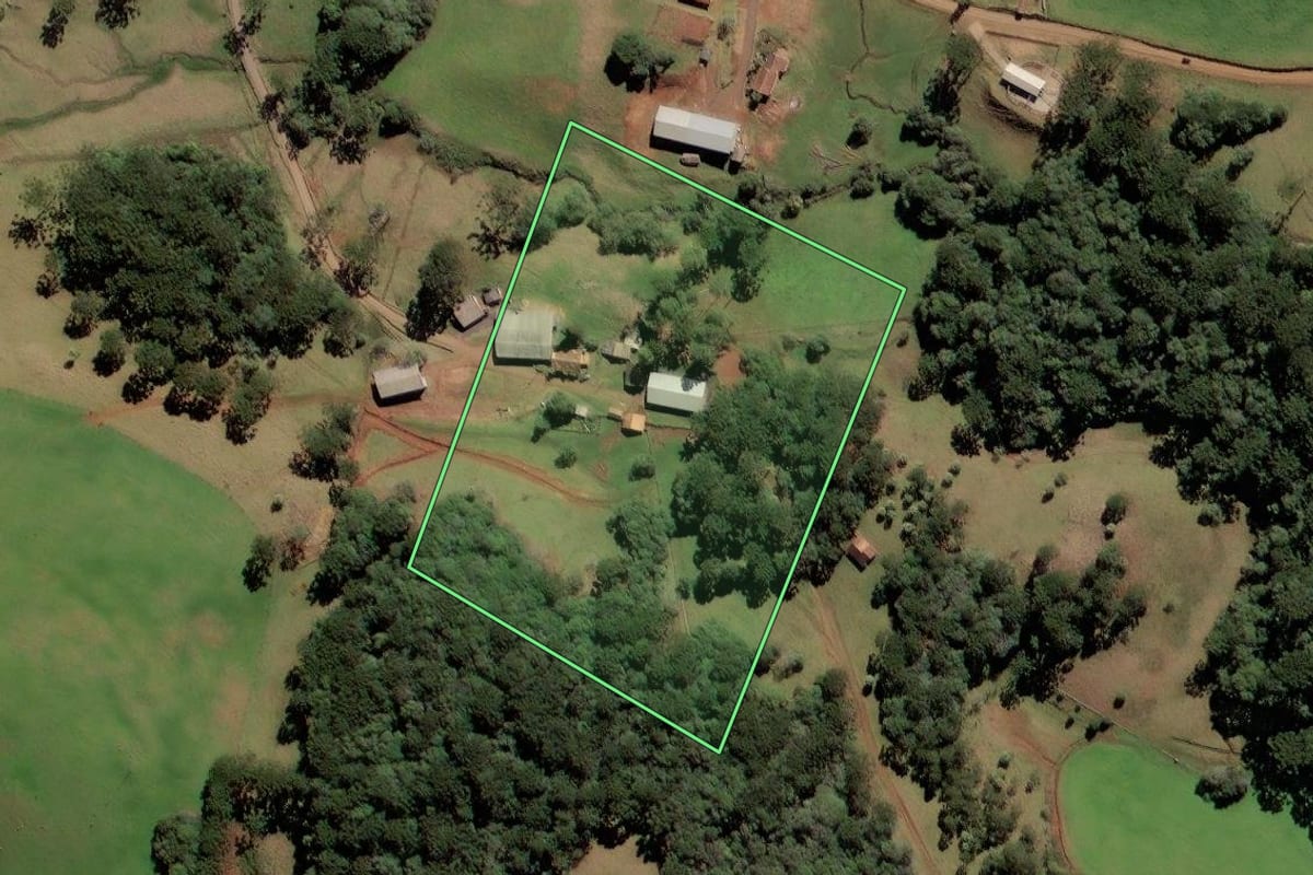 Imagem de satélite do imóvel rural em Fraiburgo (SC), com o contorno declarado no CAR desenhado por cima.