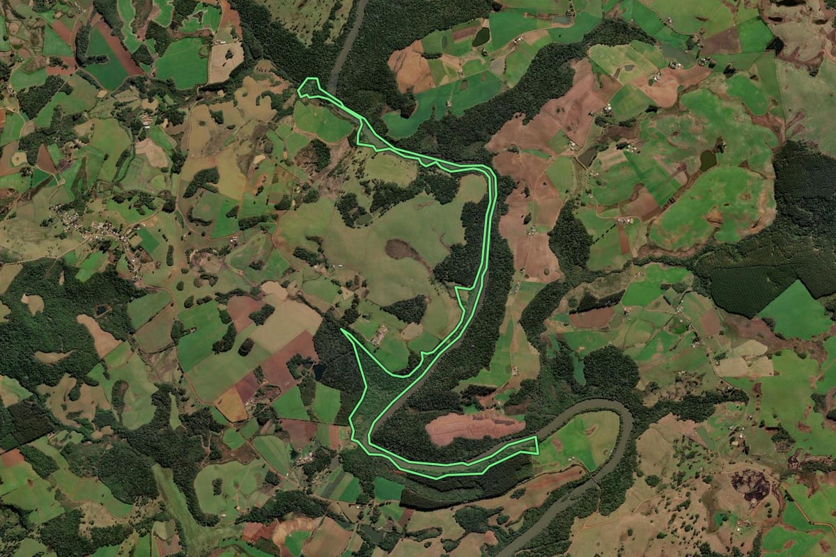 Imagem de satélite do imóvel rural em Fraiburgo (SC), com o contorno declarado no CAR desenhado por cima.