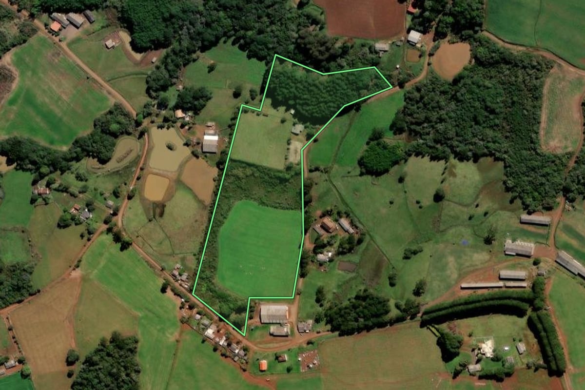 Imagem de satélite do imóvel rural em Fraiburgo (SC), com o contorno declarado no CAR desenhado por cima.