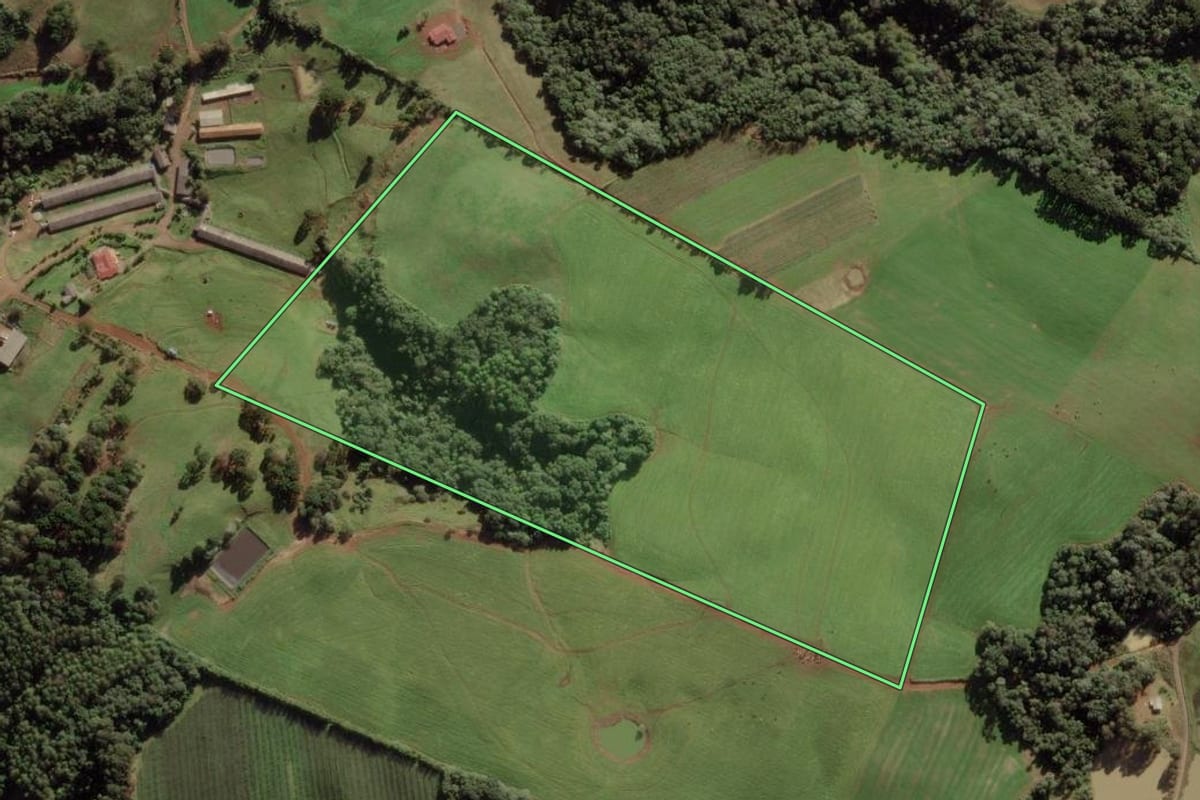 Imagem de satélite do imóvel rural em Fraiburgo (SC), com o contorno declarado no CAR desenhado por cima.