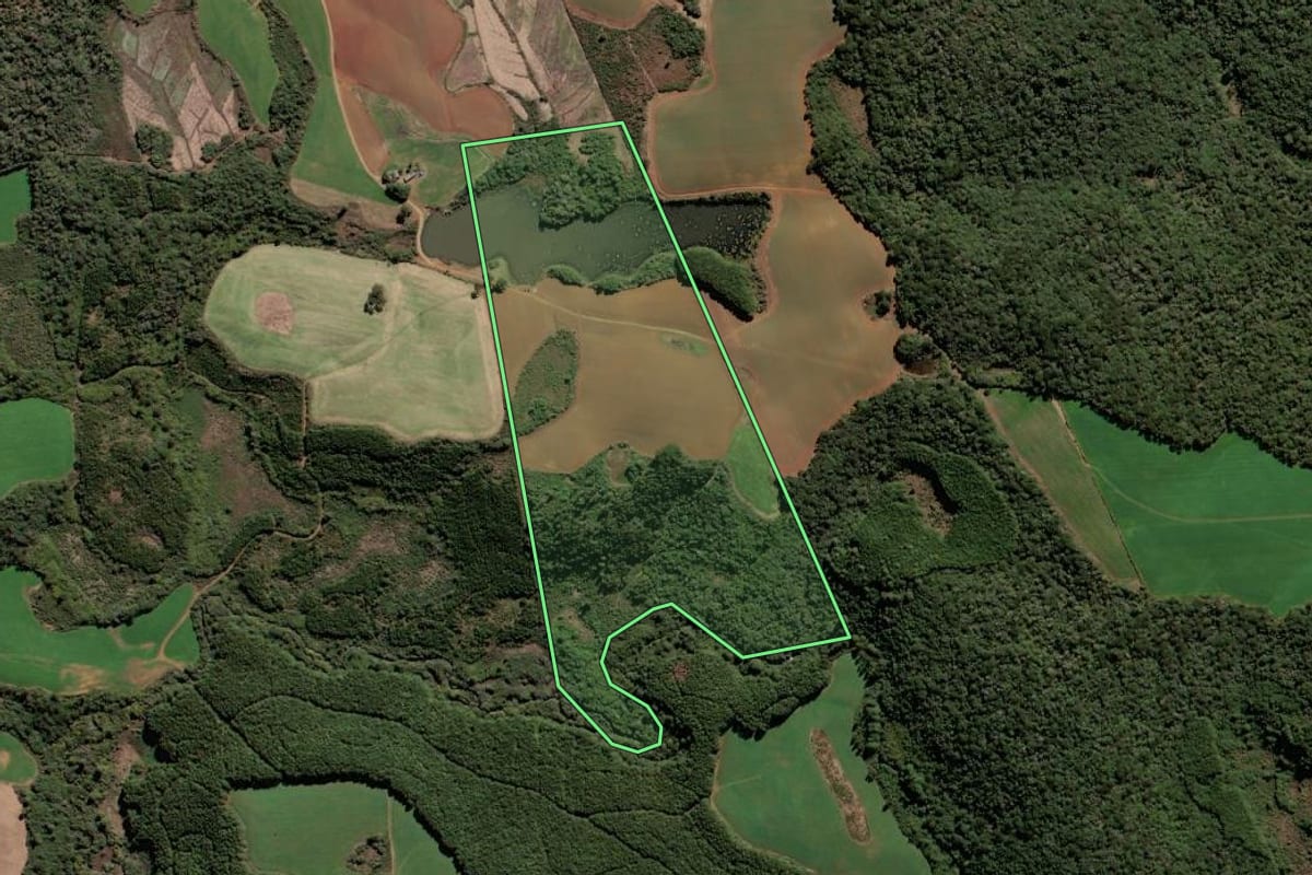 Imagem de satélite do imóvel rural em Fraiburgo (SC), com o contorno declarado no CAR desenhado por cima.