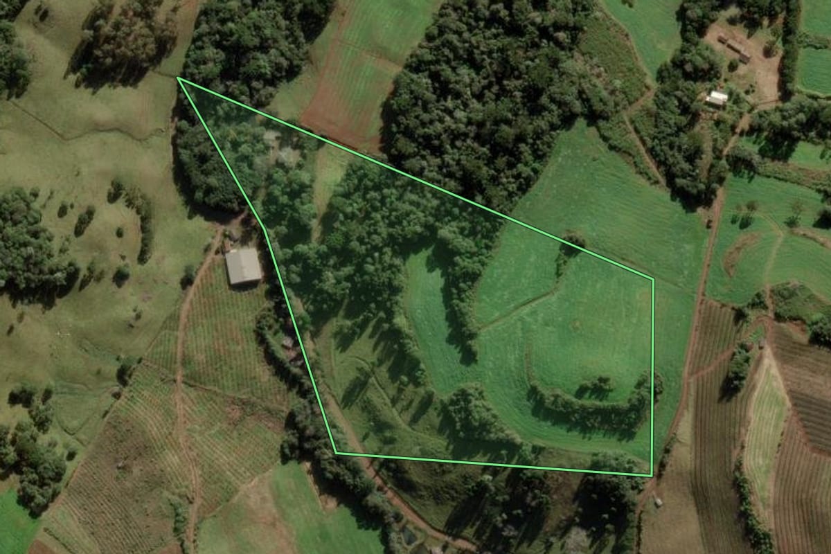 Imagem de satélite do imóvel rural em Fraiburgo (SC), com o contorno declarado no CAR desenhado por cima.