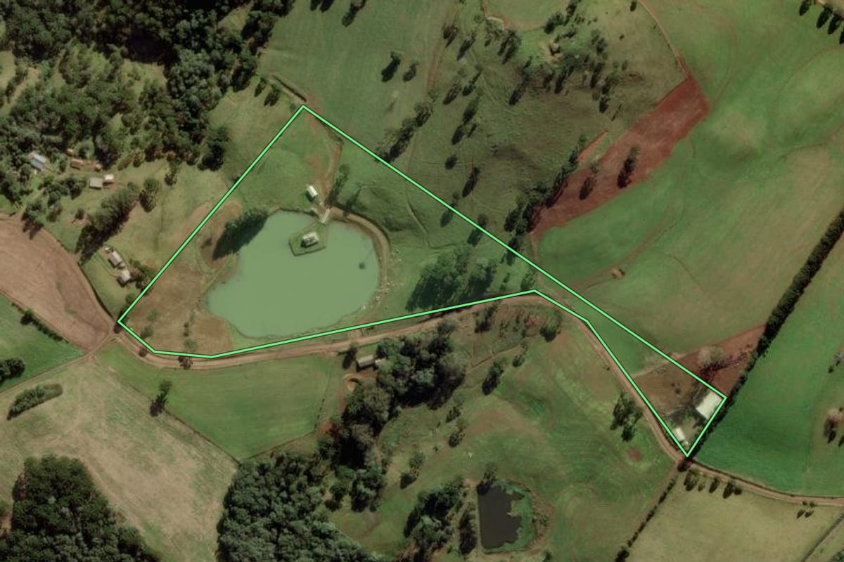 Imagem de satélite do imóvel rural em Fraiburgo (SC), com o contorno declarado no CAR desenhado por cima.