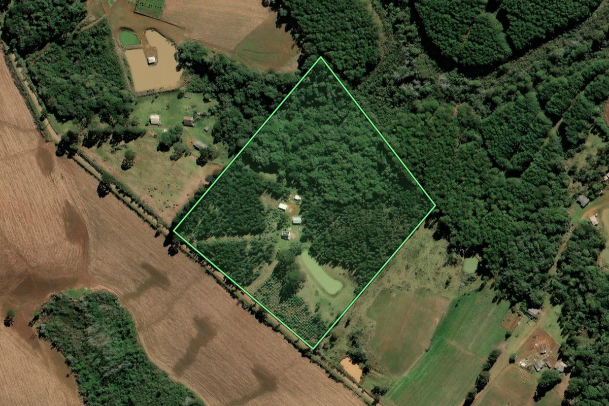 Imagem de satélite do imóvel rural em Fraiburgo (SC), com o contorno declarado no CAR desenhado por cima.