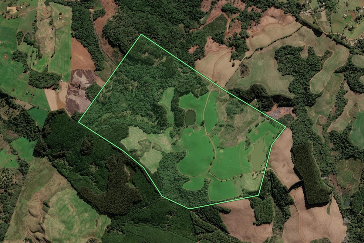Imagem de satélite do imóvel rural em Fraiburgo (SC), com o contorno declarado no CAR desenhado por cima.