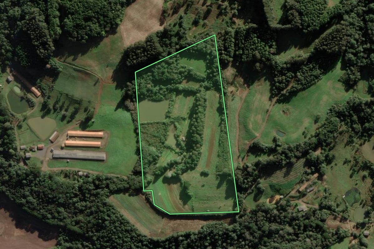 Imagem de satélite do imóvel rural em Fraiburgo (SC), com o contorno declarado no CAR desenhado por cima.