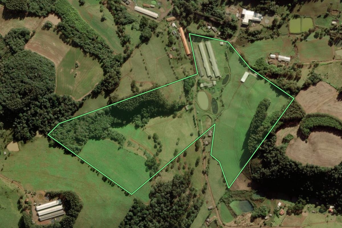Imagem de satélite do imóvel rural em Fraiburgo (SC), com o contorno declarado no CAR desenhado por cima.
