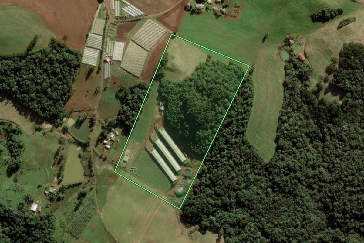 Imagem de satélite do imóvel rural em Fraiburgo (SC), com o contorno declarado no CAR desenhado por cima.